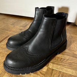 Black Women’s Chelsea Boots in 7.5